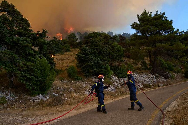 Πυροσβέστες επιχειρούν στο όρος Κιθαιρώνα κοντά στο Πόρτο Γερμενό, βορειοδυτικά της Αθήνας, Ελλάδα, Δευτέρα 3 Αυγούστου 2026. (AP Photo/Πέτρος Γιαννακούρης)