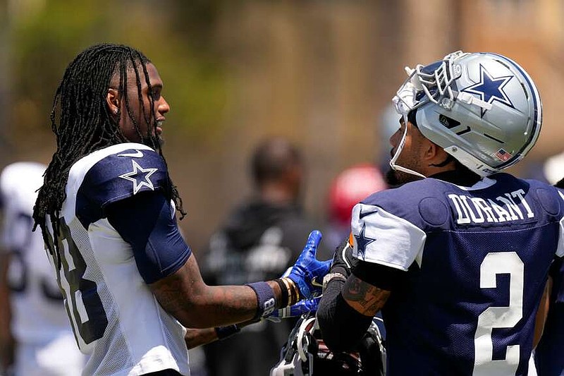 المتلقي الواسع لـ Dallas Cowboys Ceedee Lamb، على اليسار، يتحدث مع السلامة Cobie Durant خلال المعسكر التدريبي لفريق NFL لكرة القدم، الاثنين، 3 أغسطس، 2026، في أوكسنارد، كاليفورنيا (AP Photo / Mark J. Terrill)