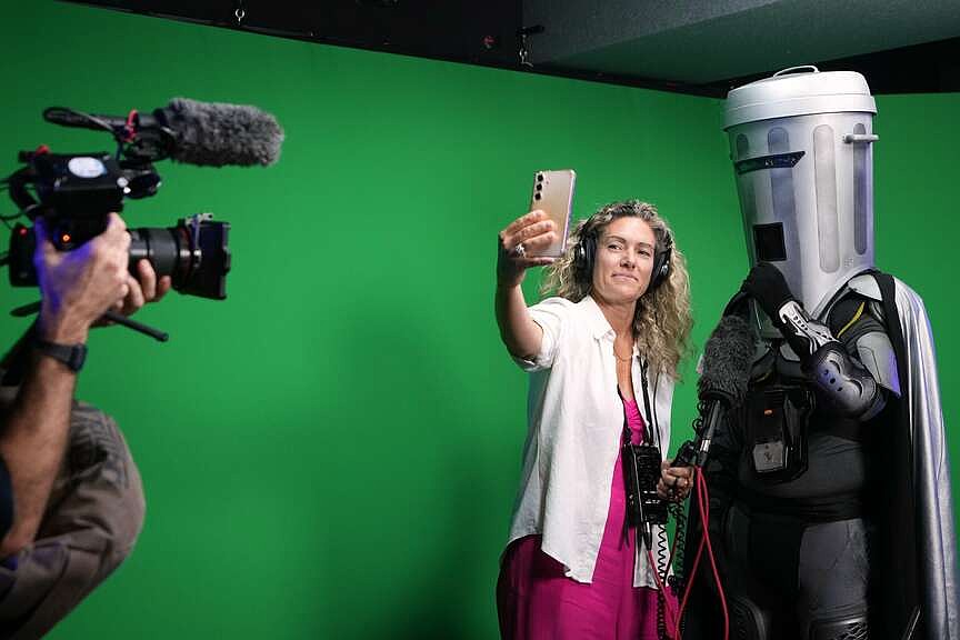 Bin-wearing comedian runs for UK Parliament seat