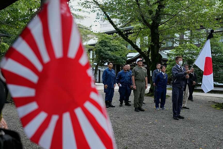 Japanese premier  avoids controversial shrine to war dead