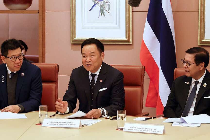 Thai premier, officials gather to review outbreak of violence
