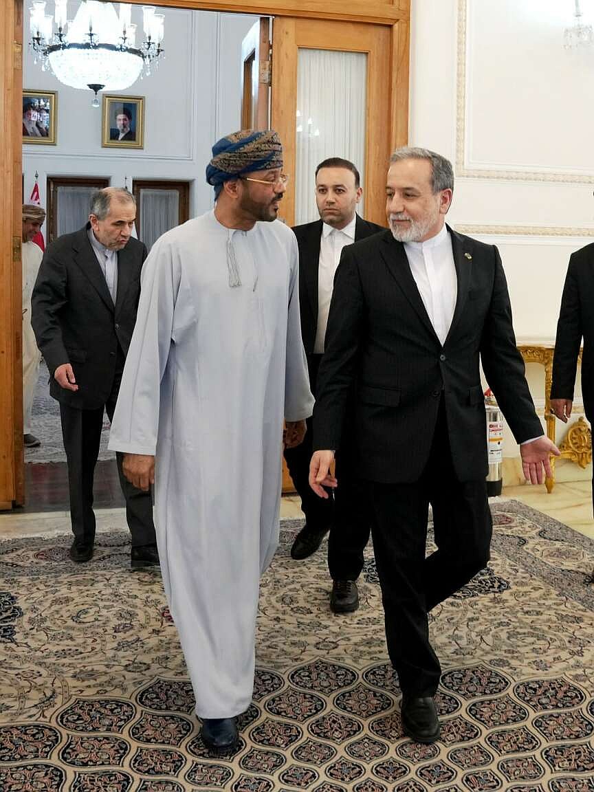 Iran, Oman diplomats discuss managing strait