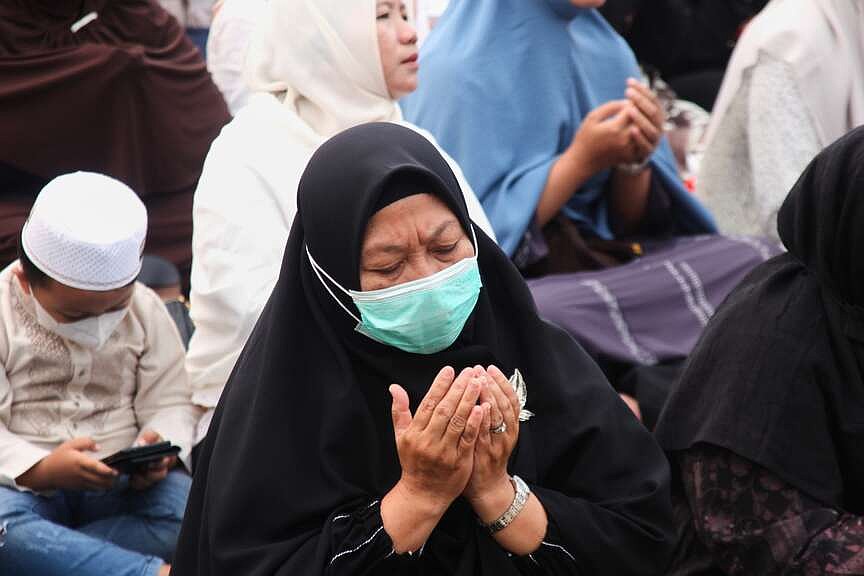 Indonesians brave haze, pray for rain in face of wildfires