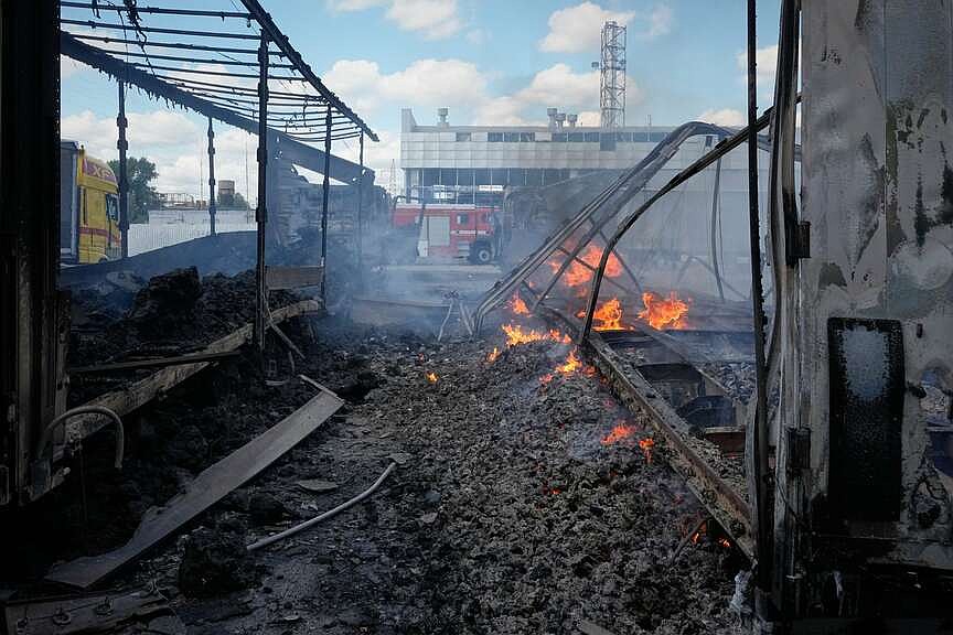 Russian strikes kill 2 civilians, wound 6