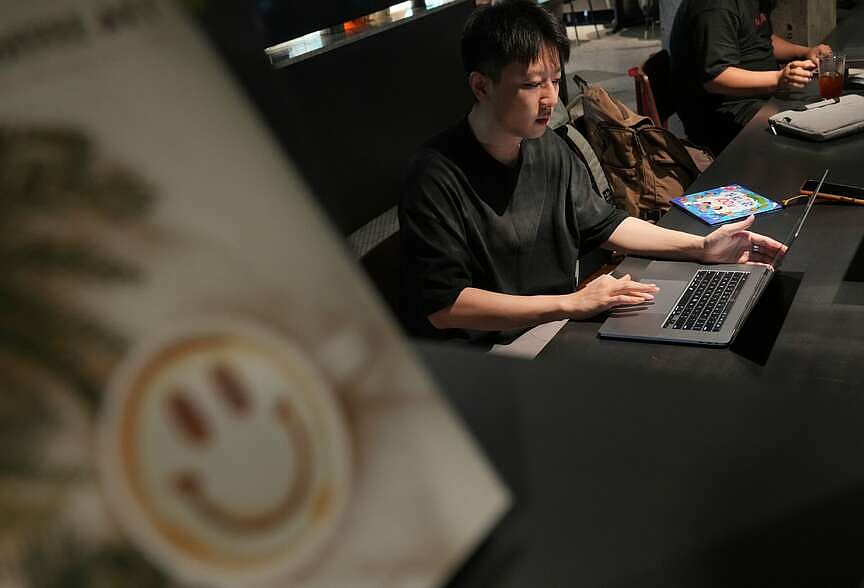 China’s new graduates facing challenges in dire job market