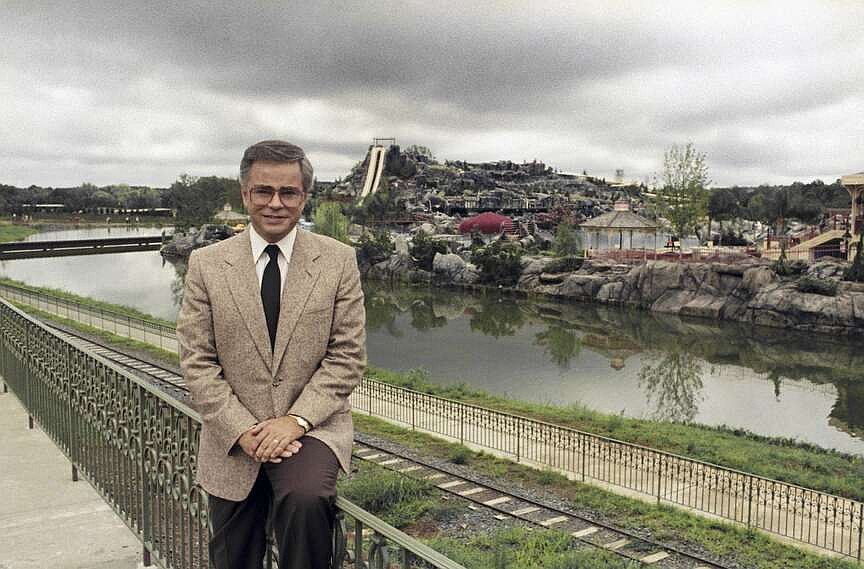 Jim Bakker, who lost his ‘PTL Club’ televangelism empire in sex and money scandals, dies at 86