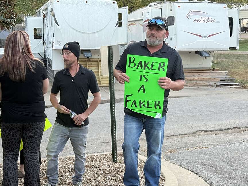 Booneville residents protest mayor at City Council meeting following release of text messages