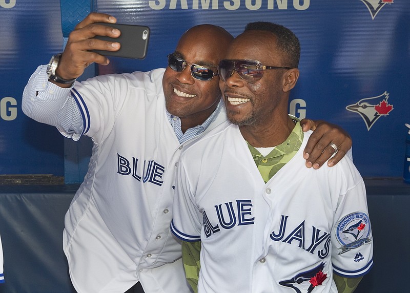 Nuevo logo en los uniformes de los Azulejos de Toronto para el