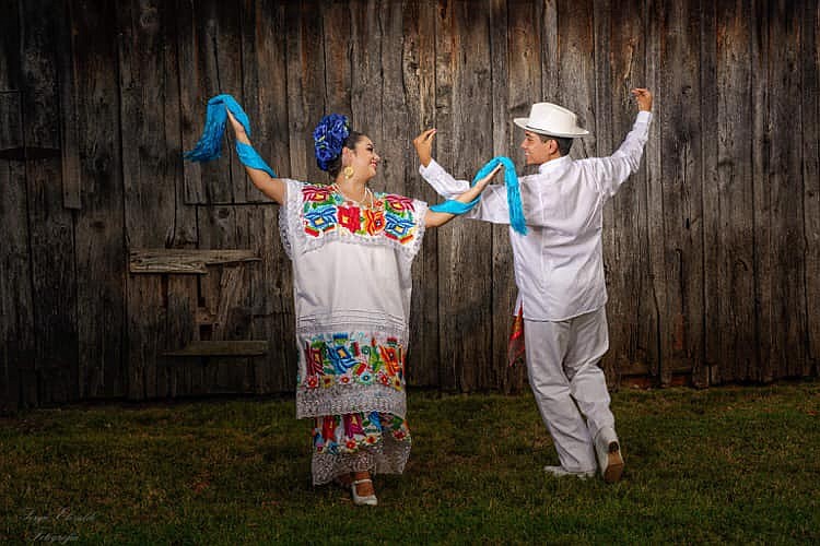(Miriam De la Torre y Omar Reyes bailando Jarana Yucateca /Cortes�a de Latin Art Organization of Arkansas/Foto por Sergio Elizalde)