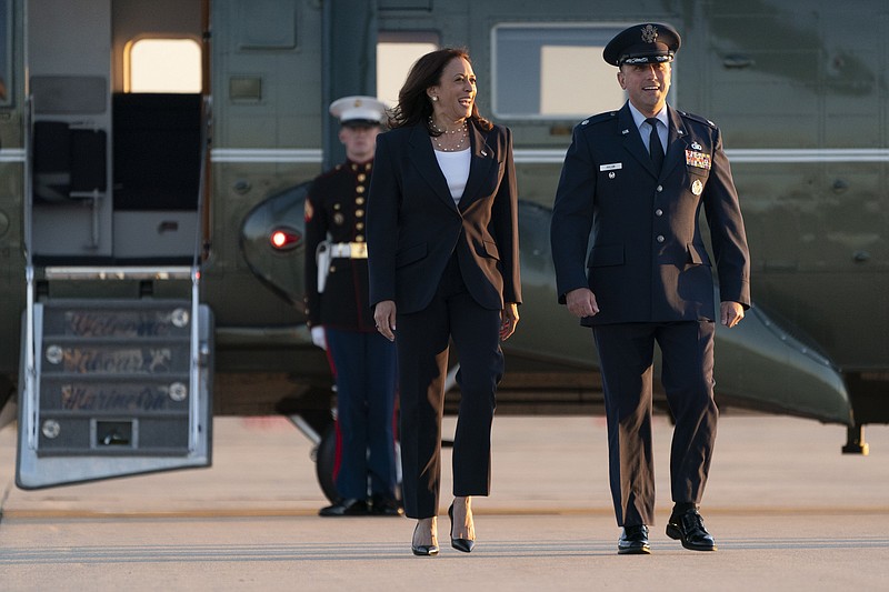 La vicepresidenta estadounidense Kamala Harris camina hacia el avi�n vicepresidencial en la Base A�rea Andrews