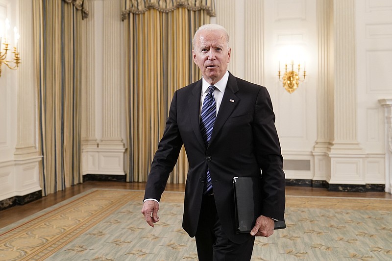 El presidente estadounidense Joe Biden camina por la Casa Blanca tras un evento con el secretario de Justicia Merrick Garland el 23 de junio del 2021.  (AP Foto/Susan Walsh)