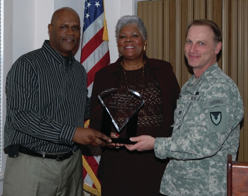 Arsenal presents MLK award to Mays
