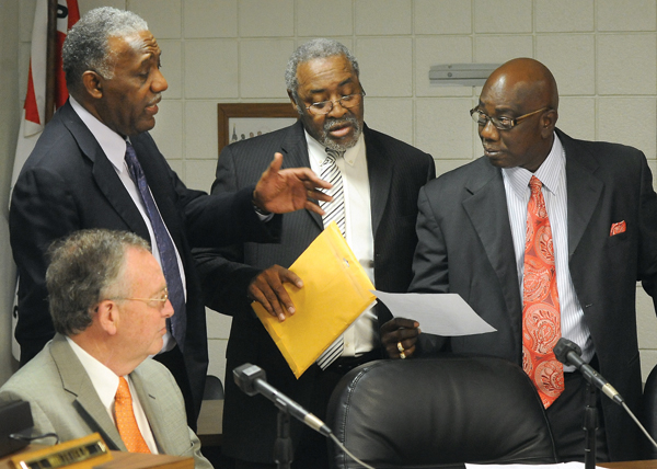 Council votes: Review Committee for public safety personnel to remain in place