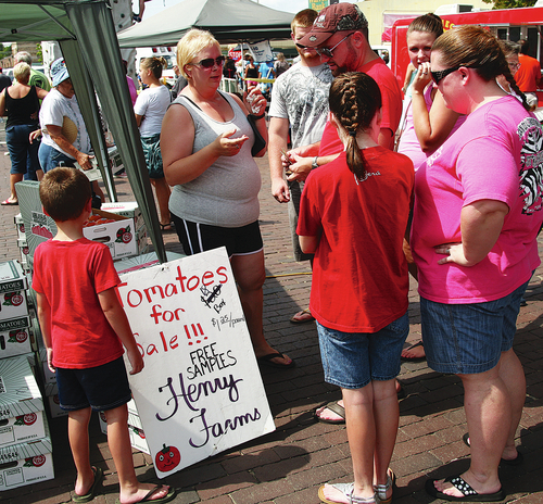 Pink Tomato Festival draws crowd to downtown Warren