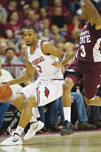 Upset special: Razorbacks surprise No. 16 Bulldogs