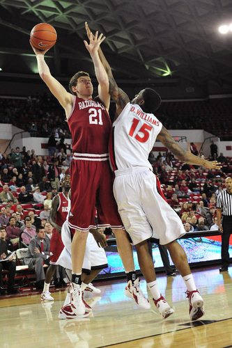 Road woes continue for Razorbacks