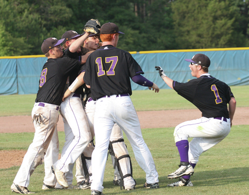 Extra excitement: Bobcats capture regional title after 8 innings