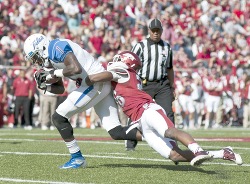 Defensive effort leads Hogs