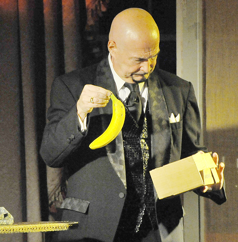 Craig Diamond amazes audience with magic