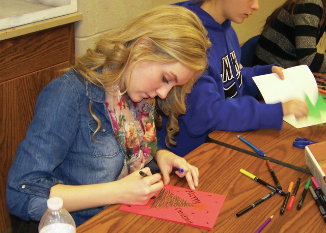 SC students create Christmas cards for members of military