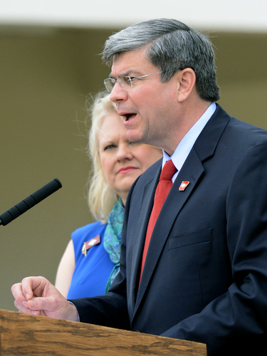Democrat Ross kicks off campaign for governor