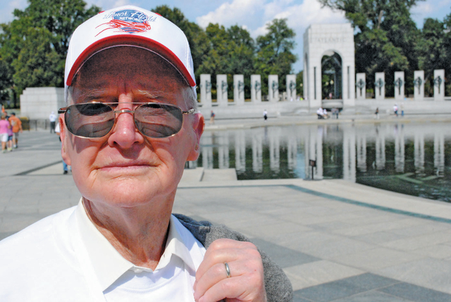 Arkansas vets welcomed at WWII Memorial despite shutdown