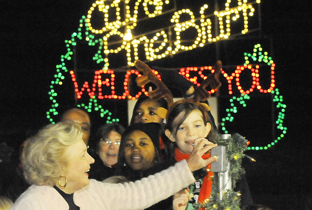 Let there be lights: Holiday display opens 17th season in Pine Bluff