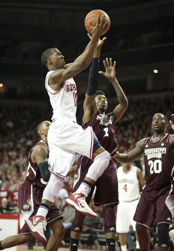Arkansas breezes past Bulldogs