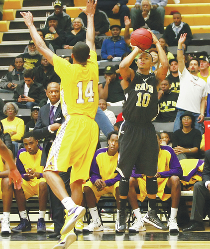 Haynes breaks scoring spell, goes on alley-oop spree in blowout