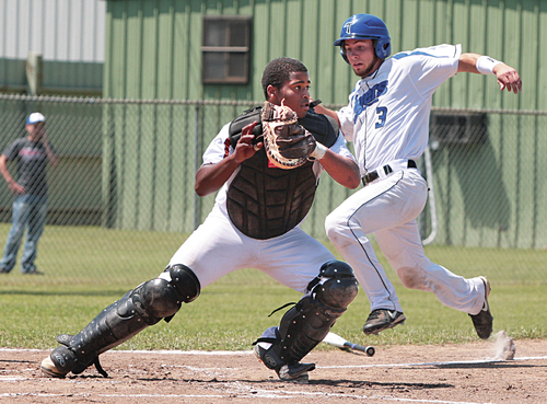 Taylor rallies, wins with walk-off