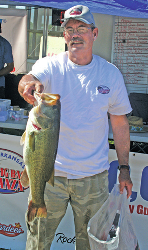 Cabot man’s strategy backfires, Swink maintains lead on tournament’s second day