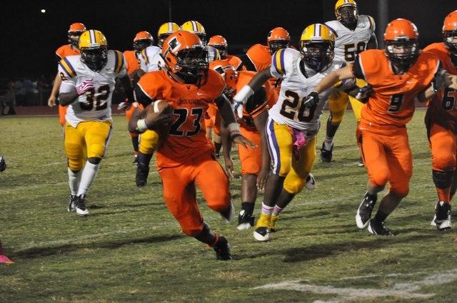 Warren wins third straight