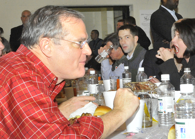 Gillett Coon Supper brings in supporters, politicians