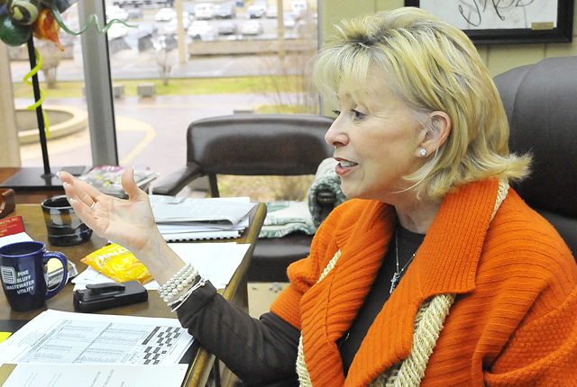 Council revisits city employee residence status, club closing times