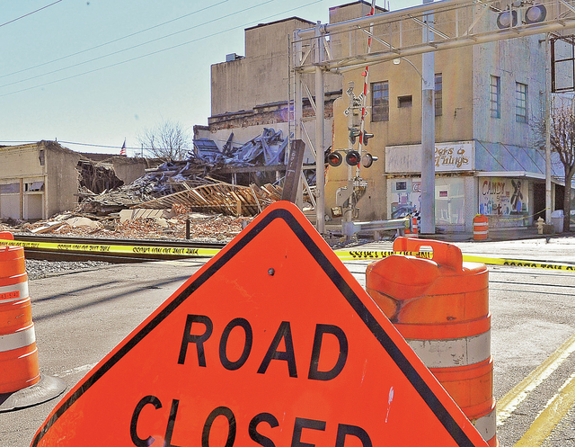 HAZARDOUS SITUATION – Building’s collapse produces gas leak, traffic woes