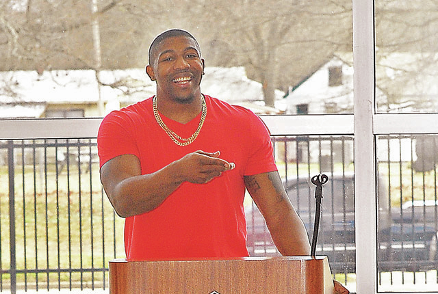 Gragg surprises SEARK students, stresses education