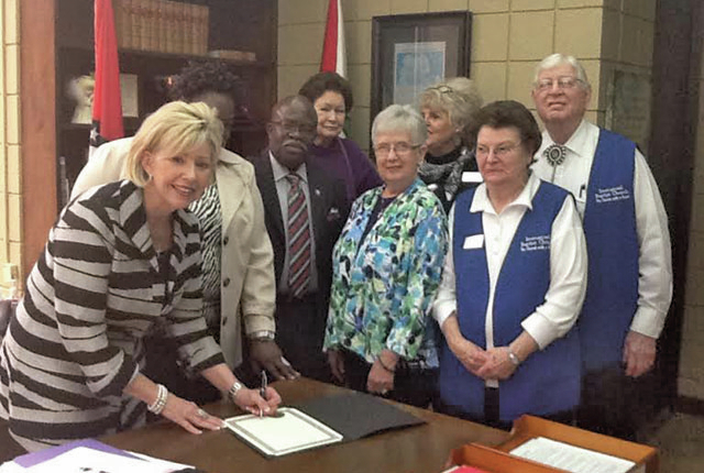 Hollingsworth honors RSVP volunteers
