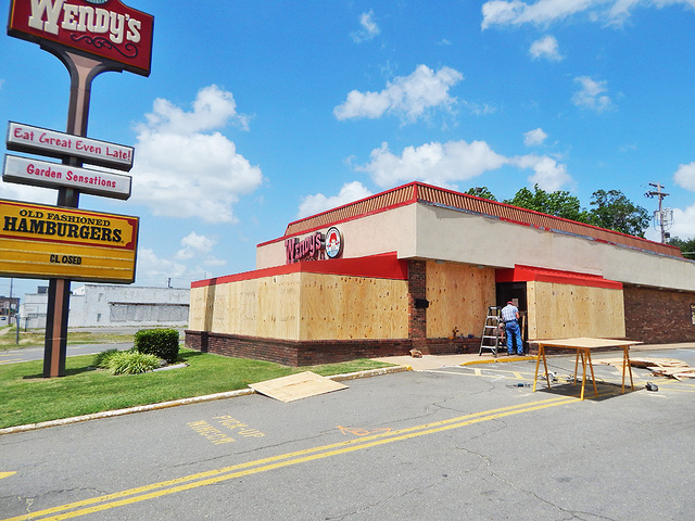 Main Street Wendy’s closes