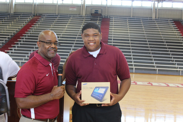 Pine Bluff High rewards high-achievers with tablet computers