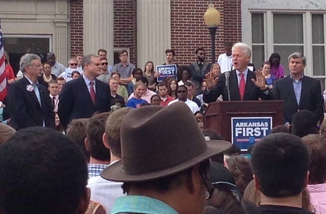 ?Bill Clinton stumps for Democratic candidates, targets youth vote