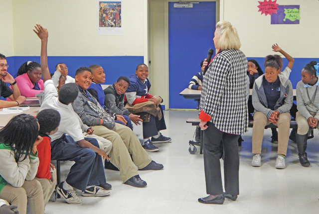 Mayor meets with Pine Bluff Lighthouse students