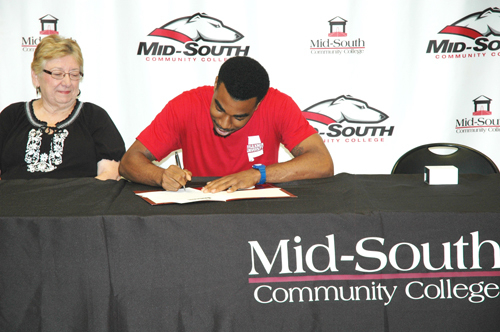 WC alum Ollison signs with Alabama university