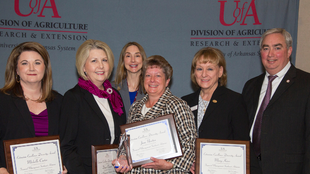 Agents plan financial class, announce award