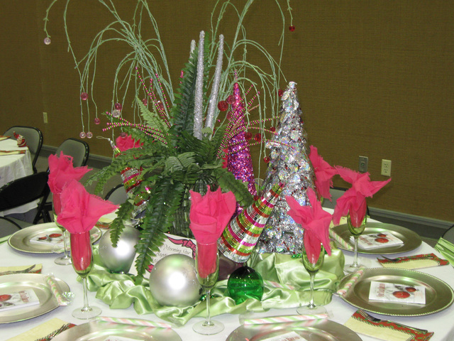 Auxiliary plans Christmas luncheon, Festival of Tables