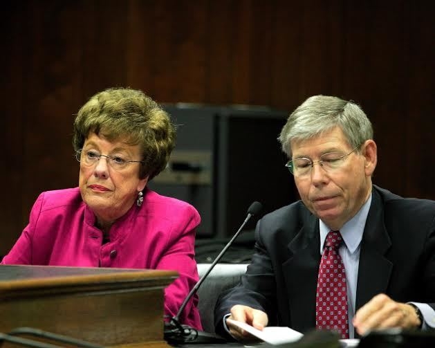 Panel backs bills on prison overcrowding, attorney fees