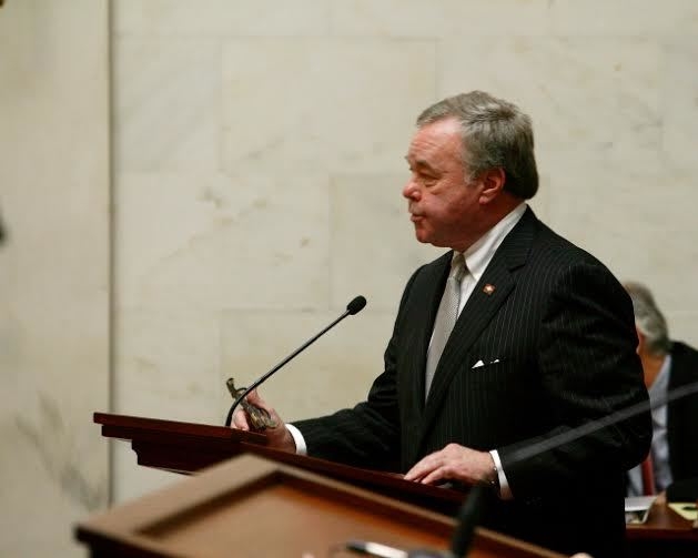 Lawmakers OK bills on prisons, e-cigarettes, guns