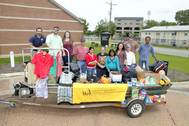 UAPB aquaculture students give to Neighbor to Neighbor