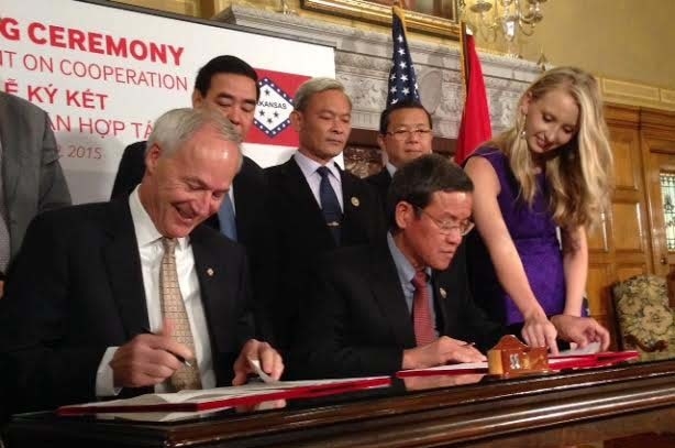 Governor, Vietnamese official sign trade memo