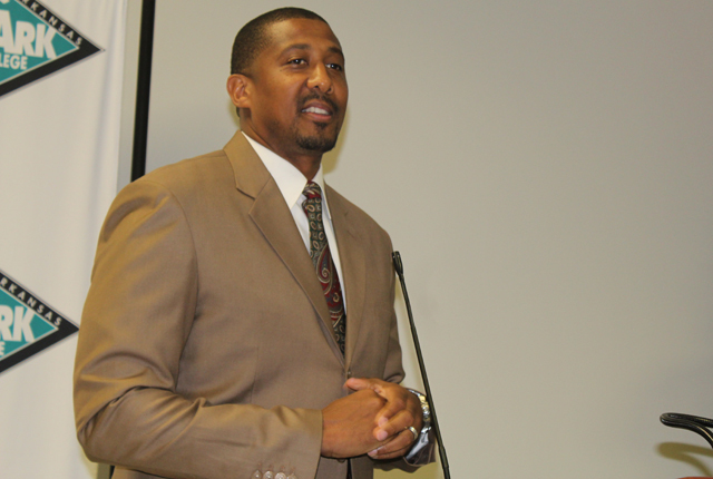 Former Arkansas Razorback discusses education at SEARK