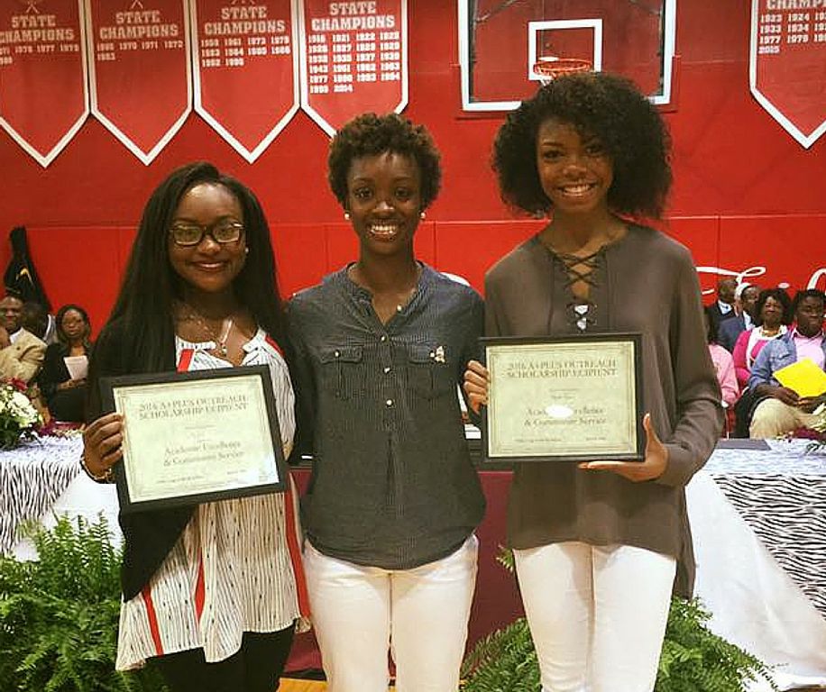 College students set scholarship fundraiser